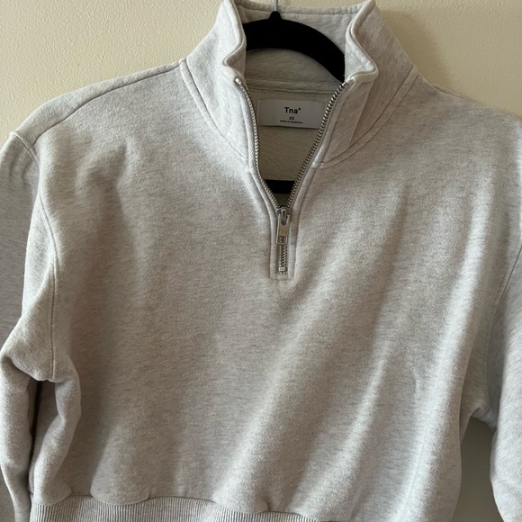 Aritzia TNA crop sweatshirt - Picture 4 of 5